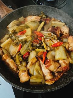 Hình của món Thịt Heo Quay Kho Cải Chua.