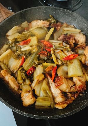 Hình của món Thịt Heo Quay Kho Cải Chua.