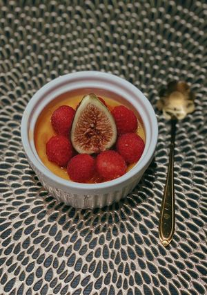Hình của món Creme Brulee (serve with raspberries and fig).