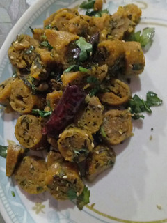 મેથી ના મીકસ લોટ ના મૂઠીયા (Methi Mix Flour Muthiya Recipe In Gujarati) રેસીપી મુખ્ય ફોટો