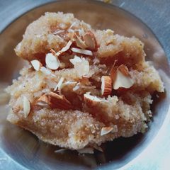 A picture of Sooji ka halva.