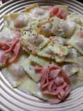 Ravioles a la Crema con Jamón y Queso