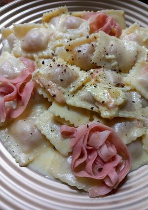 Una foto de Ravioles a la Crema con Jamón y Queso