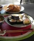 Cơm cuộn rong biển nhân cá hồi và quả bơ