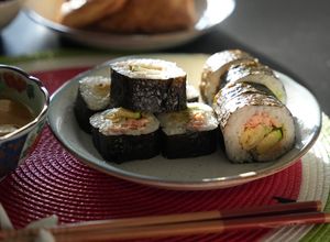 Hình của món Cơm cuộn rong biển nhân cá hồi và quả bơ.