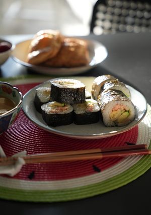 Hình của món Cơm cuộn rong biển nhân cá hồi và quả bơ.