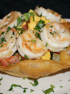 Una foto de SOMBREROS CON ENSALADAS DE POROTOS NEGROS Y CAMARONES AL AJILLO. JON STYLE