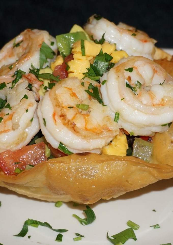Una foto de SOMBREROS CON ENSALADAS DE POROTOS NEGROS Y CAMARONES AL AJILLO. JON STYLE