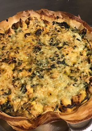 Une photo de Tarte au poulet blettes et champignons au curry et feuilles de brick