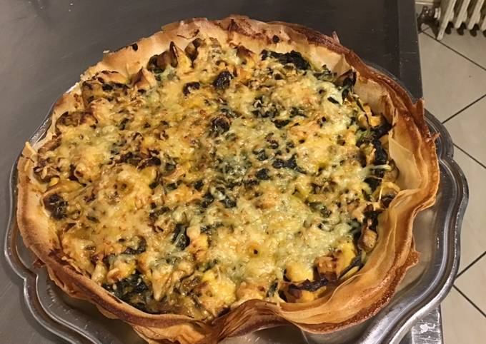 Tarte au poulet blettes et champignons au curry et feuilles de brick