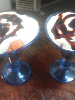Una foto de Copas de sandía con yogurt y caramelo