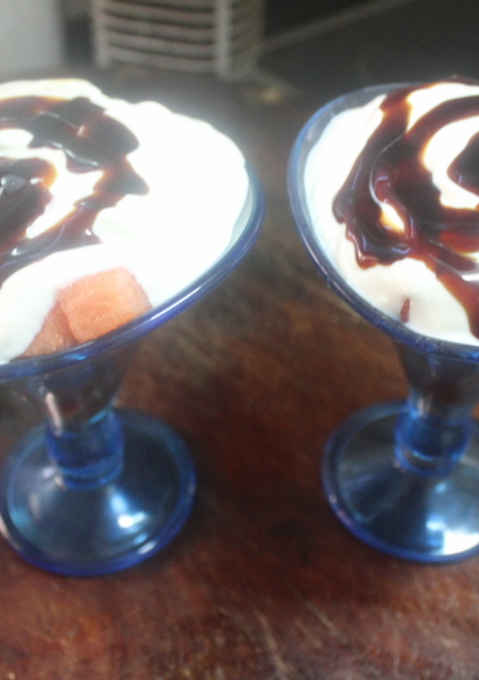 Una foto de Copas de sandía con yogurt y caramelo