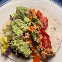 Easy pulled chicken tacos 🌮 with homemade guacamole 🥑 #onepot A picture of Easy pulled chicken tacos 🌮 with homemade guacamole 🥑 #onepot.