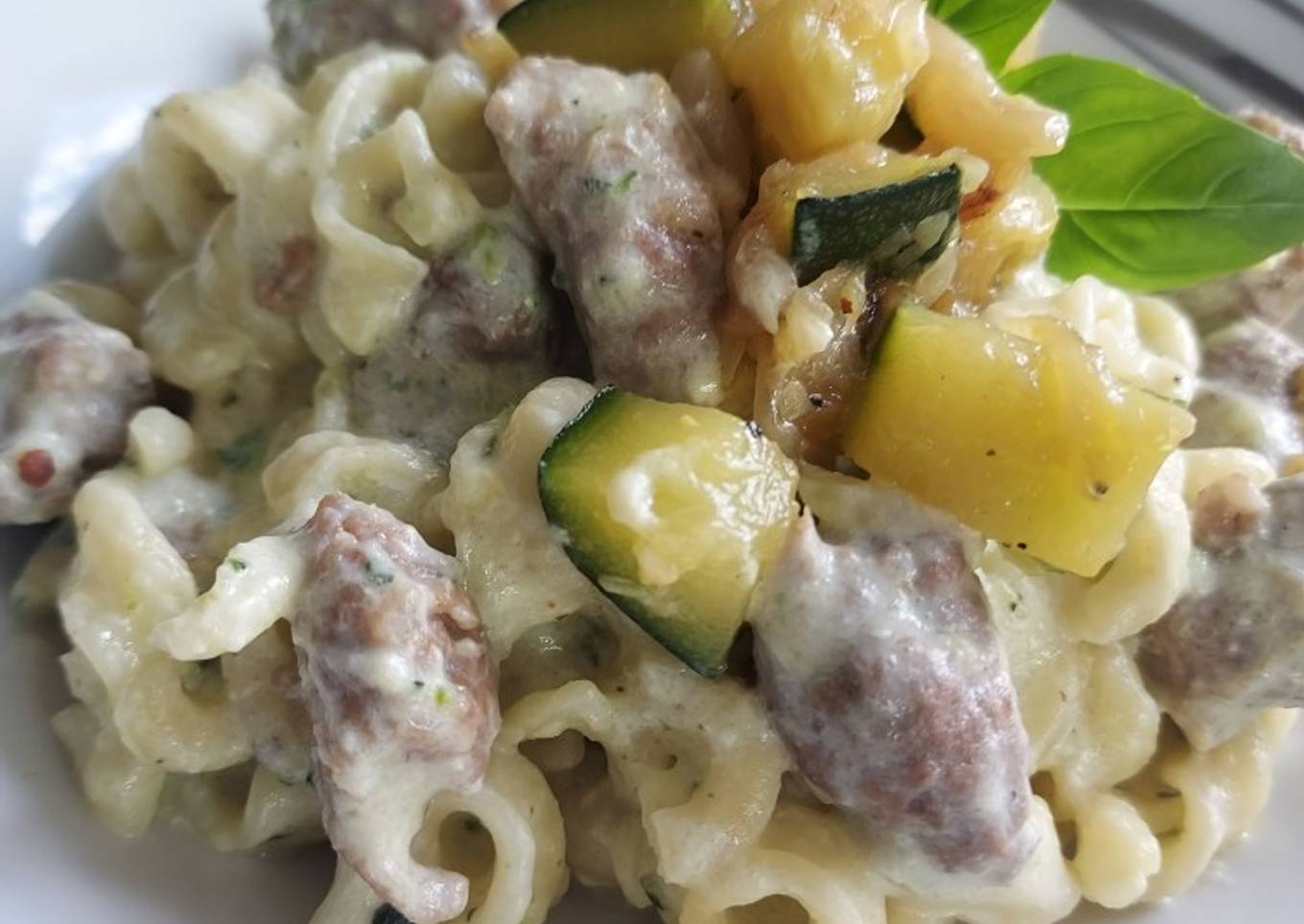 Pâtes à la crème de courgettes saucisse italienne et ricotta