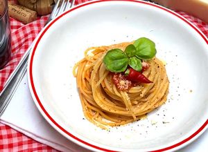 Foto di “Maccheroni”. Spaghetti al sugo di basilico