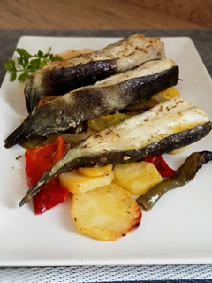 Una foto de Rodaballo al horno con patatas y pimientos