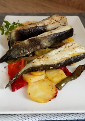 Una foto de Rodaballo al horno con patatas y pimientos