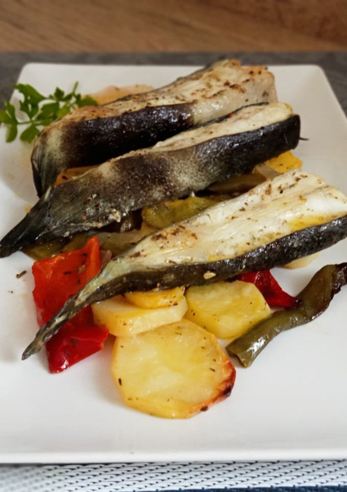 Una foto de Rodaballo al horno con patatas y pimientos