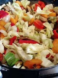 Una foto de Salteado de verduras de temporada para guarnición