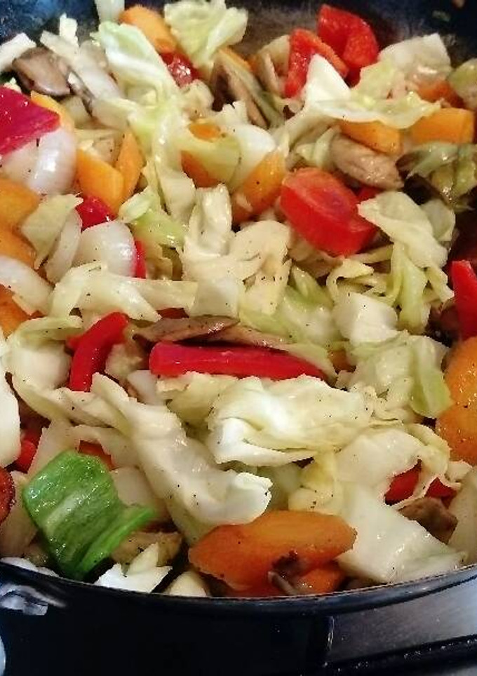 Una foto de Salteado de verduras de temporada para guarnición