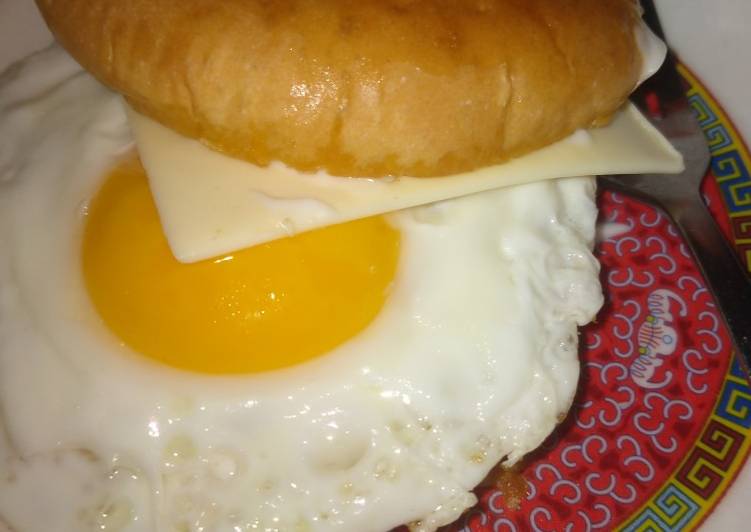 Cara Gampang Menyiapkan Cheese egg burger, Menggugah Selera