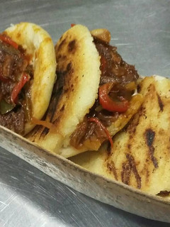 Una foto de Arepas con ropa vieja