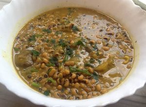 Una foto de Frijoles con berenjena (black eye peas)