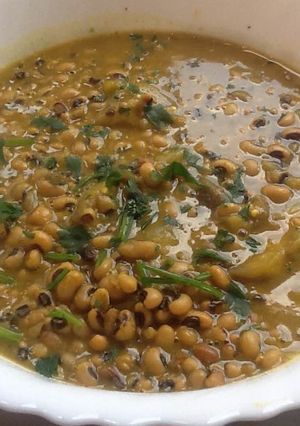 Una foto de Frijoles con berenjena (black eye peas)