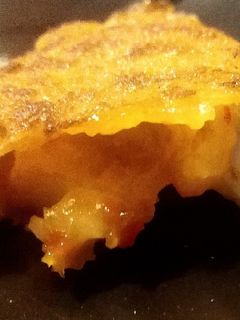 Una foto de Empanadilla de queso de cabra y mermelada de pimiento