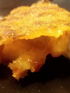 Una foto de Empanadilla de queso de cabra y mermelada de pimiento