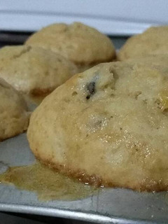 A picture of Banana and raisin muffins.