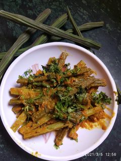 સરગવાનું બેસન વાળું શાક (Drumstick Besan Shak Recipe In Gujarati) રેસીપી મુખ્ય ફોટો