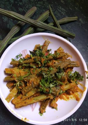 સરગવાનું બેસન વાળું શાક (Drumstick Besan Shak Recipe In Gujarati) રેસીપી મુખ્ય ફોટો