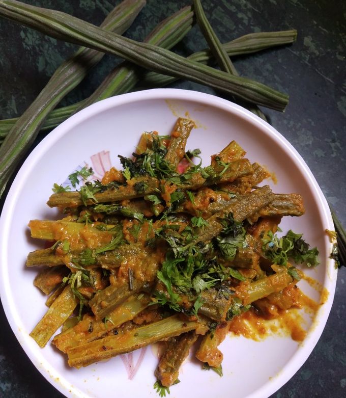સરગવાનું બેસન વાળું શાક (Drumstick Besan Shak Recipe In Gujarati) રેસીપી મુખ્ય ફોટો