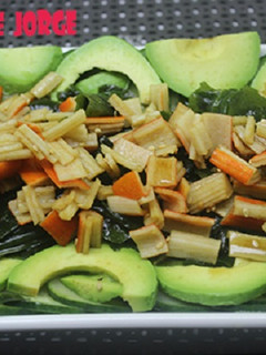 Una foto de Ensalada de wakame, pepino y aguacate