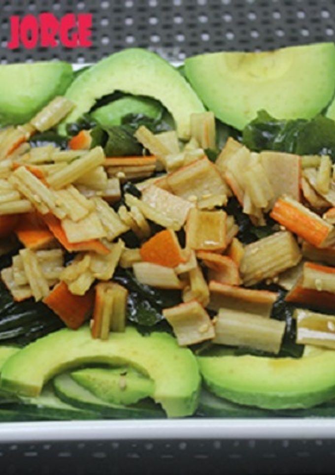 Una foto de Ensalada de wakame, pepino y aguacate