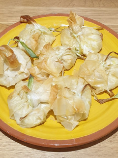 Una foto de Saquitos de queso, puerro y gambas