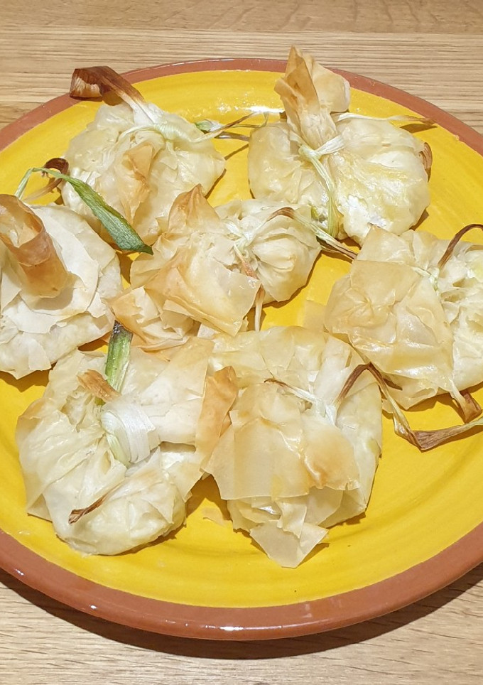 Una foto de Saquitos de queso, puerro y gambas