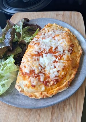 Une photo de Une petite Calzone Jambon, Oeuf et Fromage ça vous dit ?