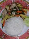 ไก่ผัดยอดข้าวโพดราดหน้าข้าว