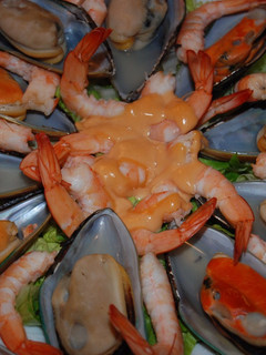 Una foto de Mejillones con gambas en salsa rosa