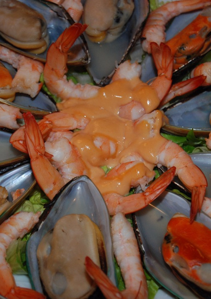 Una foto de Mejillones con gambas en salsa rosa
