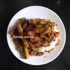 A picture of Drumstick tomato curry.