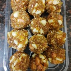 A picture of Jaggery and Peanuts ladoo.