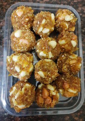 A picture of Jaggery and Peanuts ladoo.