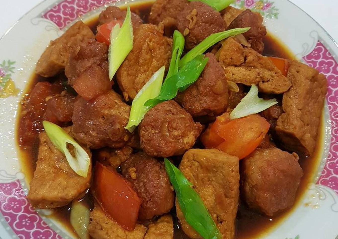 Tahu dan bola daging kecap