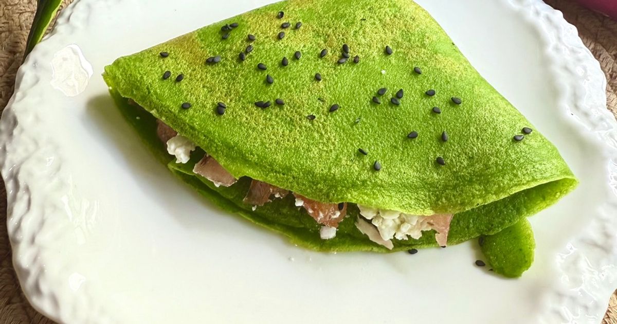 Crêpe verde de espinacas relleno de queso cottage, tomate y caballa, receta de Siguiendoplatos en Cookpad