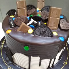 A picture of Chocolate drip cake.
