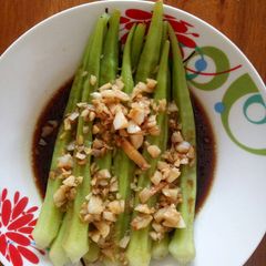 A picture of Okra with chopped garlic.