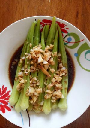 A picture of Okra with chopped garlic.